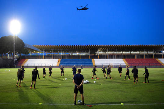 En militärhelikopter cirklar över träningsanläggningen