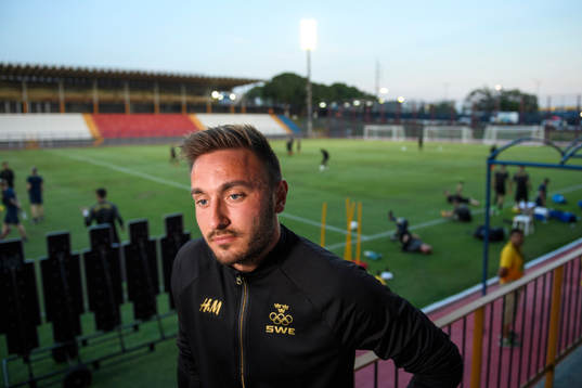 Sveriges Muamer Tanković blir intervjuad innan  en