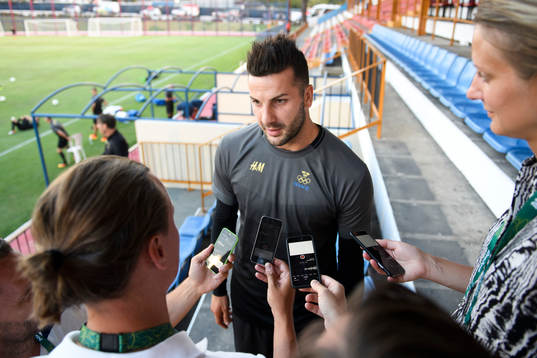 Sveriges Mikael Ishak blir intervjuad innan en träning med