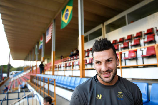 Sveriges Mikael Ishak blir intervjuad innan en träning med