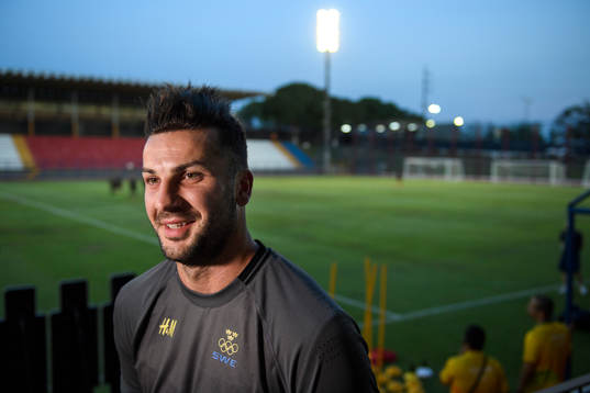 Sveriges Mikael Ishak blir intervjuad innan en träning med