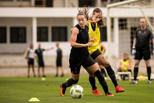 Kosovare Asllani och Lotta Schelin