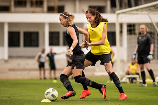 Kosovare Asllani och Lotta Schelin