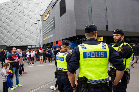 Poliser utanför arenan