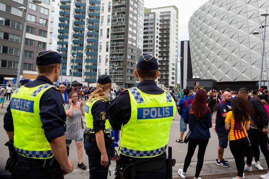 Poliser utanför arenan