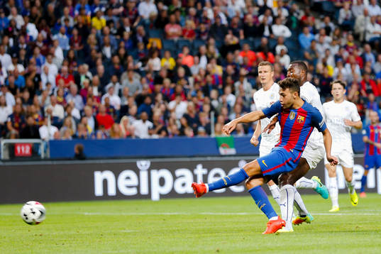 Barcelonas Munir El Haddadi  gör 1-0