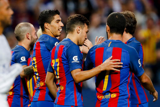 Barcelonas Luis Suárez jublar med lagkamraterna