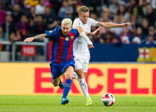 Barcelonas Leo Messi i kamp om bollen med Leicester Citys
