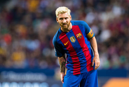 Barcelonas Leo Messi tar sig för låret