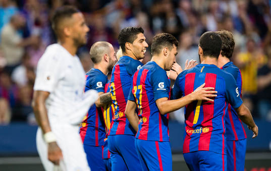 Barcelonas Luis Suárez gör 2-0 och gratuleras av