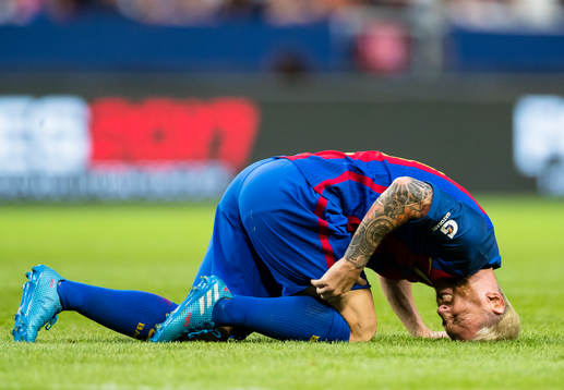 Barcelonas Leo Messi ligger i gräset och tar sig för