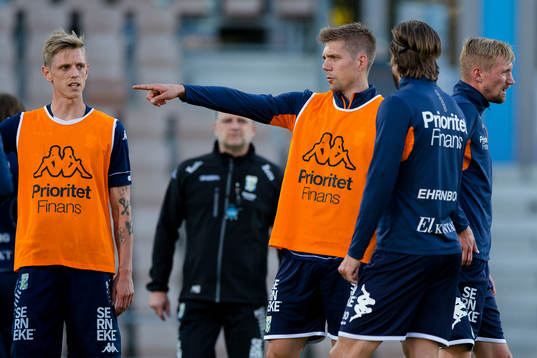 IFK Göteborgs Mikael Boman pratar med Mattias Bjärsmyr