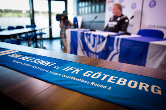 En halsduk med HJK Helsingfors och IFK Göteborg på ett