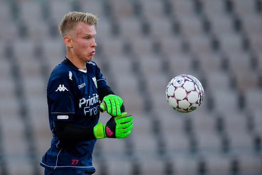 IFK Göteborgs målvakt Pontus Dahlberg räddar ett skott