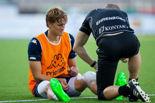IFK Göteborgs Thomas Rogne får kylbehandling på knäet