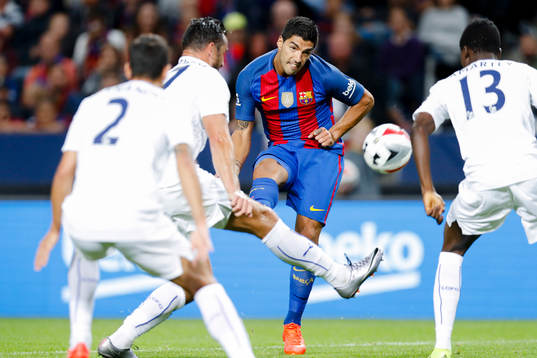 Barcelonas Luis Suárez  provar skott