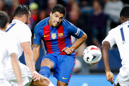 Barcelonas Luis Suárez  provar skott