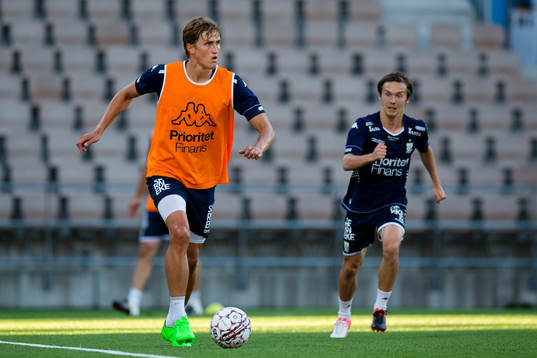 IFK Göteborgs Thomas Rogne före Patrik Karlsson Lagemyr