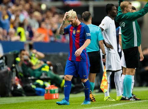 Barcelonas Leo Messi byts ut och får en grön laser i