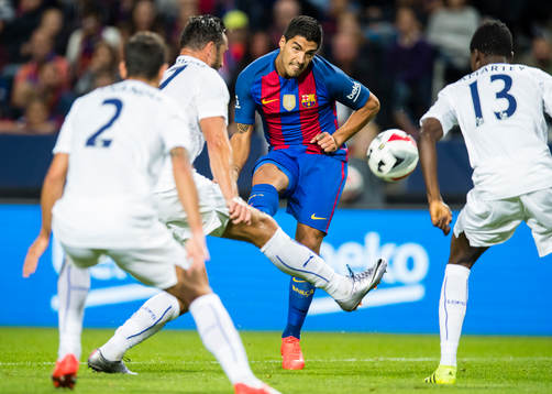 Barcelonas Luis Suárez testar skott framför Daniel