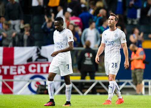 Leicester Citys Christian Fuchs (m) ser deppig ut med