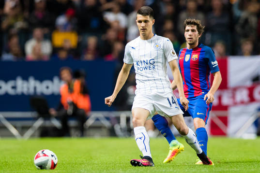 Leicester Citys Barosz Kapustka och Barcelonas Sergi