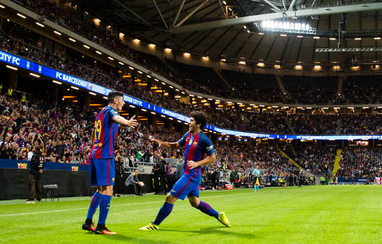 Barcelonas Rafael Mujica gör 4-2 och gratuleras av Carles