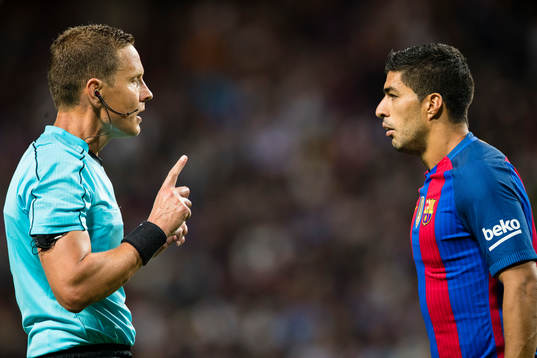 Domare Martin Strömbergsson diskuterar med Barcelonas Luis