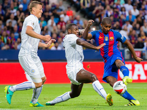 Barcelonas Marlon Santos och Leicester Citys Wes Morgan