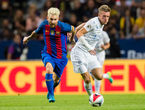 Barcelonas Leo Messi i kamp om bollen med Leicester Citys