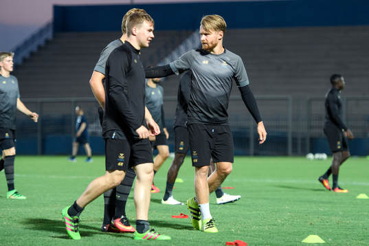 Sveriges Simon Tibbling och Jacob Une Larsson på en