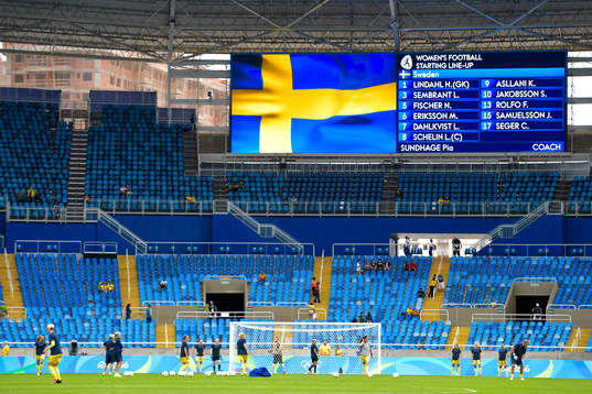 Sveriges spelare värmer upp före fotbollsmatchen mellan