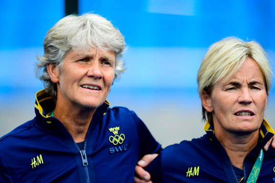 Sveriges förbundskapten Pia Sundhage och assisterande