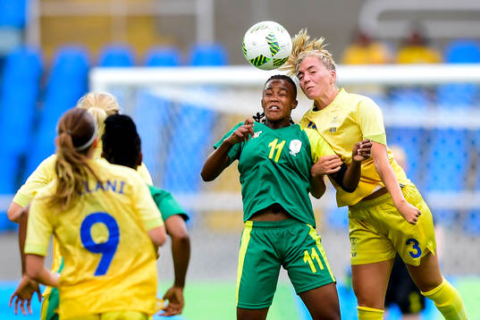 Sydafrikas Shiwe Nogwanya och Sveriges Linda Sembrant i en