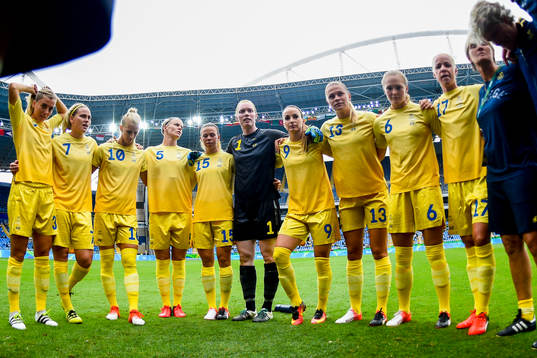 Sveriges spelare före fotbollsmatchen mellan Sverige och