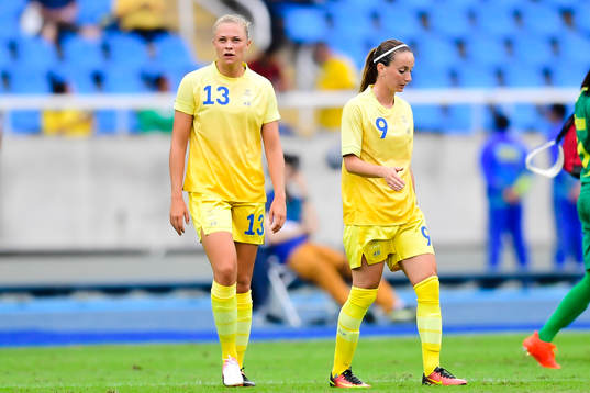 Sveriges Fridolina Rolfö  och Kosovare Asllani deppar