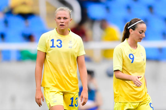 Sveriges Fridolina Rolfö  och Kosovare Asllani deppar