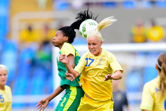 Sveriges Caroline Seger och Sydafrikas Jermaine Seoposenwe