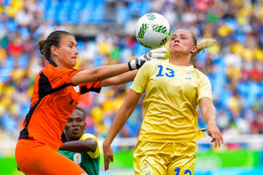 Sydafrikas målvakt Roxanne Barker och Sveriges Fridolina