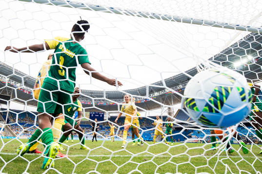 Sveriges Nilla Fischer gör 1-0 förbi Sydafrikas Amanda