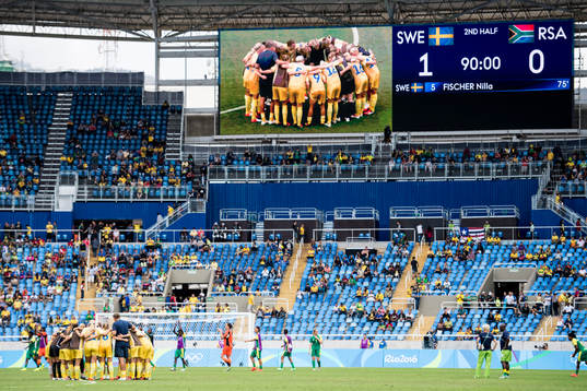 Sveriges spelare samlas i en ring på planen