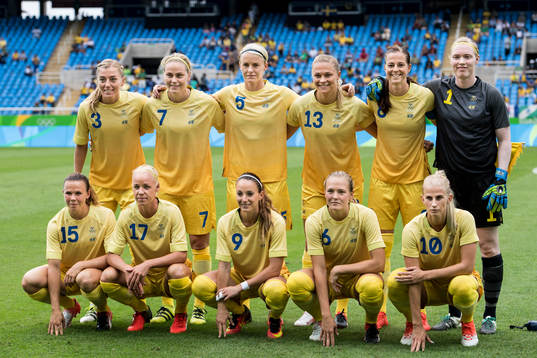 Sveriges startelva ställer upp för en lagbild. Övre