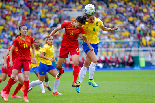 Kinas Dongna Li och Brasiliens Rafaelle i en nickduell