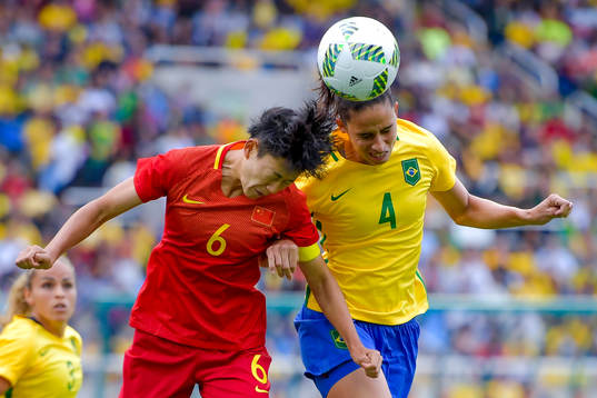 Kinas Dongna Li och Brasiliens Rafaelle i en nickduell
