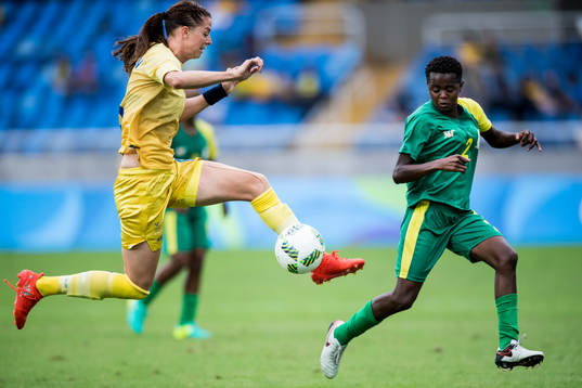 Sveriges Lotta Schelin och Sydafrikas Lebohang Ramalepe i