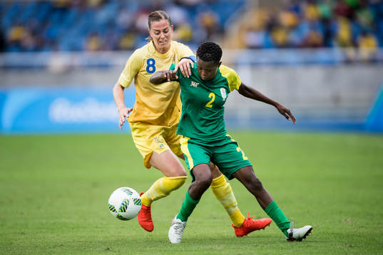 Sveriges Lotta Schelin och Sydafrikas Lebohang Ramalepe i