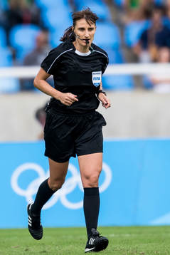 Domare Teodora Albon i fotbollsmatchen mellan Sverige och