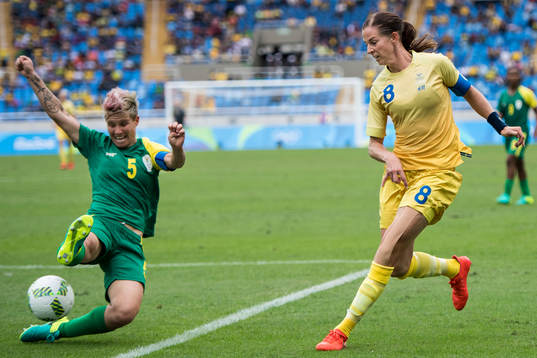 Sveriges Lotta Schelin och Sydafrikas Janine van Wyk i
