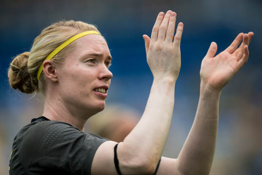 Sveriges målvakt Hedvig Lindahl tackar publiken