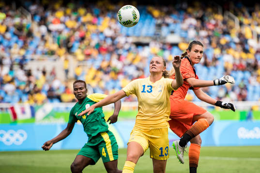 Sveriges Fridolina Rolfö mot Sydafrikas målvakt Roxanne